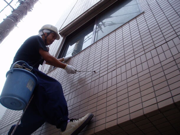 空中で外壁タイルの浮き調査中