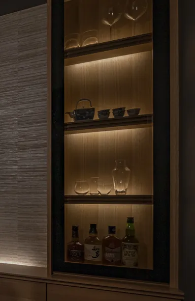 間接照明でライトアップされたディスプレイ棚