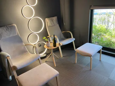 お気に入りの照明やインテリアで、自分だけの家飲み空間を