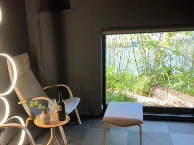 座ったときに外の緑が楽しめるよう、低めに設計された窓