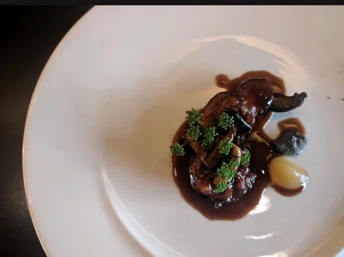 ツキノワグマの拳の赤ワイン煮込み