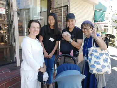 商店街パン屋の前にて