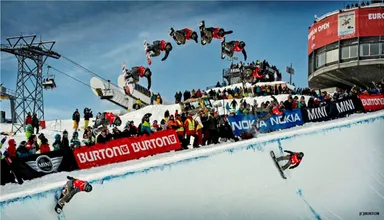 バックサイドエアをメイクする平野歩夢