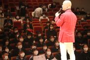 鴨頭の話に真剣な表情で聞き入る木本中学校の生徒たち