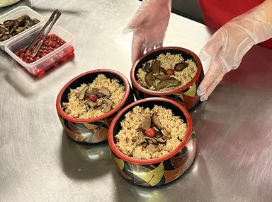 「網元感動市場 かに御殿」にて提供しているかにめし