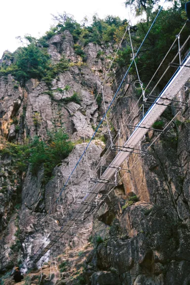 クラウドファンディングで架橋された吊り橋