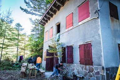 再建中の湯俣山荘