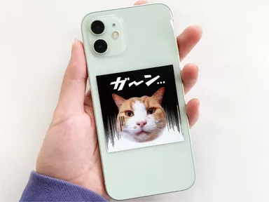 ステッカーはスマホに貼れるサイズもあります