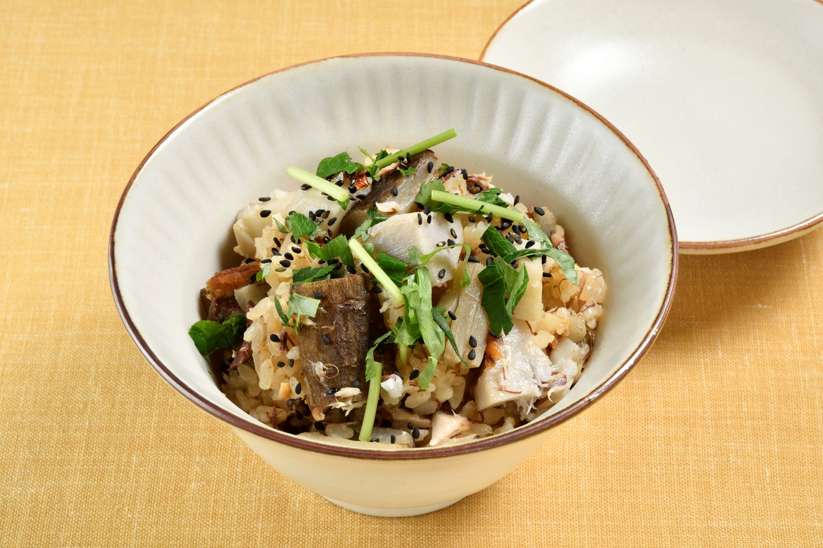 焼きさばと里芋、ごぼうの炊き込みご飯