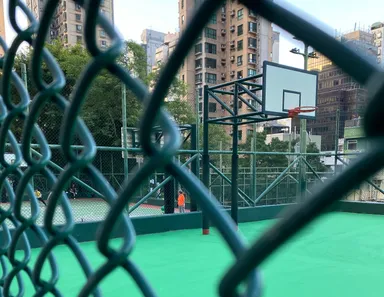 店舗正面のバスケコート