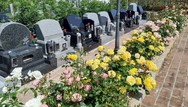 バラに包まれた霊園内