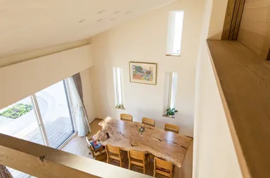 イメージ写真(ロフトからリビングを見下ろす)