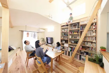 大きな本棚があるリビング