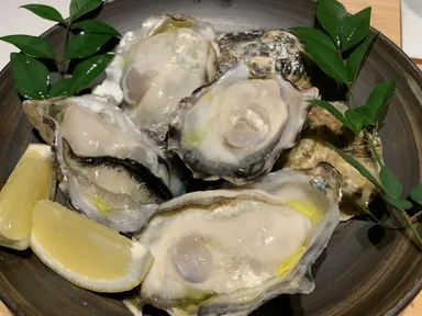 喜多嬉かきは、岡山県で生食用の殻付きかきの販売を認められている、瀬戸内海のかきブランドです。濃厚な味わいで生食ができるかきです。