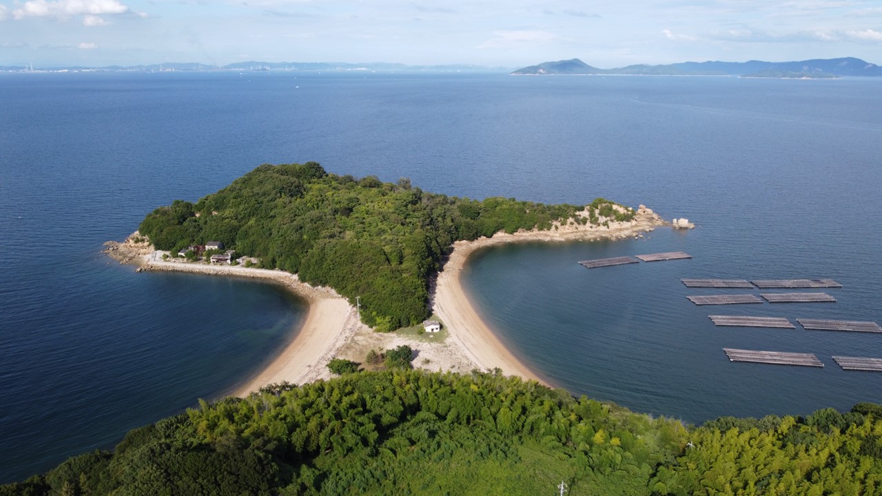 海の奥底まで透ける透明度の高い北木島海域で、喜多嬉かきは養殖されています。