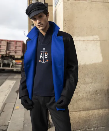 オム：裏地の鮮やかなブルーが印象的なピーコート　93,500円(tax in)