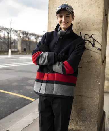 オム：トリコロールカラーのような赤とライトグレーが目を惹くスタンドカラージャケット　93,500円(tax in)