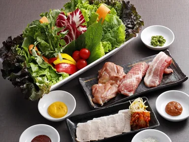 彩り野菜で包む韓国焼肉