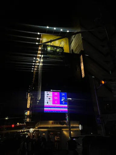 大型サイネージ(夜の様子)