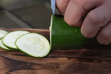 ハマグリ刃で食材が刃に付きにくく、シャープな切れ味