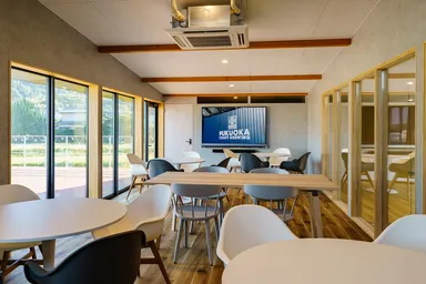 2階客席はゆったりくつろげる雰囲気。