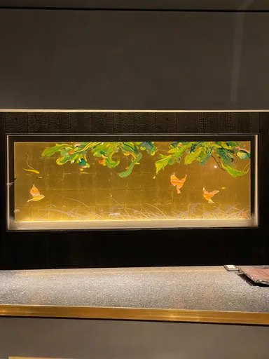 シックでスタイリッシュな店内