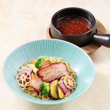 「厚切りベーコンと季節野菜のあんかけやきそば」単品1,600円