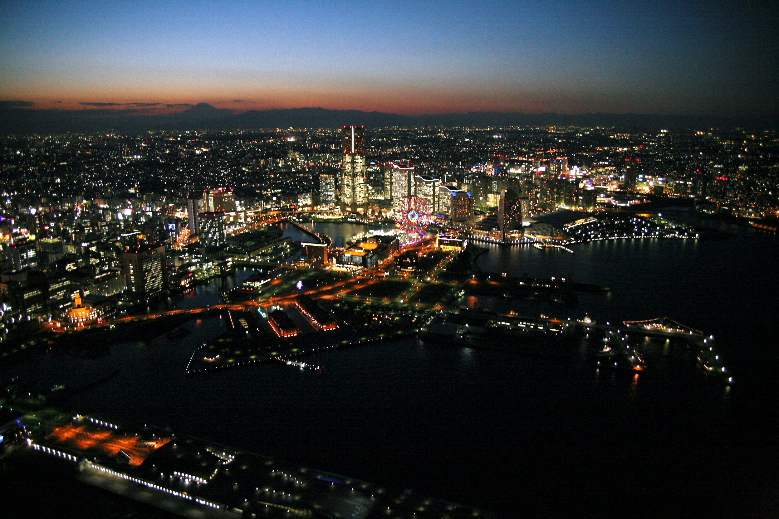 横浜港上空600メートル サプライズ スポットとして サプライズ アニバーサリー 横浜 スカイクルーズ サービス開始 シティアクセス株式会社のプレスリリース