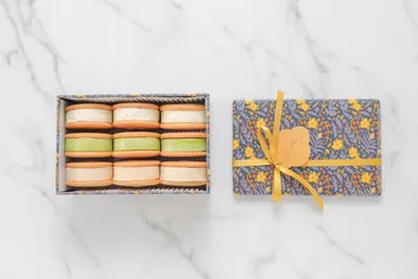 レトロな花柄が可愛いオリジナルクッキー缶