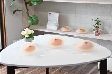 肌にピタッと貼れる人工乳房