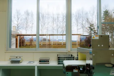 廃校を利用した工場