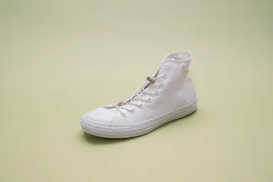 HIカットタイプのスニーカー着用例