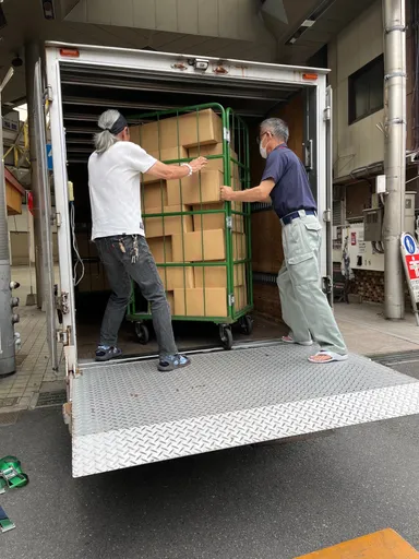 応援食品を運搬