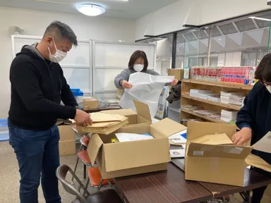 およそ1,000冊の絵本を袋詰め