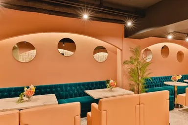 可愛い写真を撮っていただけるように自由にご利用いただけるスタンドライトも常備。