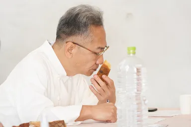 審査風景_鈴木弥平氏