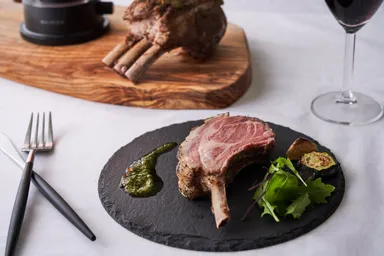 仔羊のロースト　バジル＆ハニーマスタードソース添え