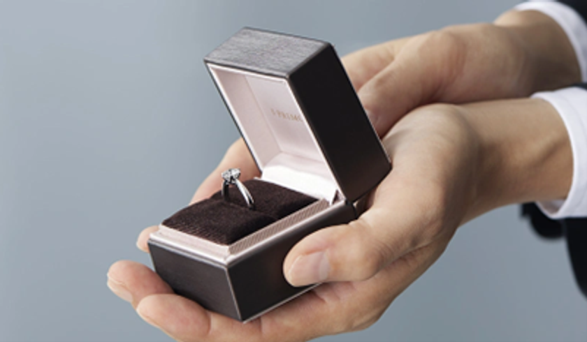 プロポーズで贈った婚約指輪をパートナーの理想の指輪やネックレスに
後から変更が出来るアイプリモのオリジナルサービス
『パーフェクトプロポーズリング』