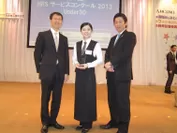 金賞受賞　左から川上先生、山本さん、島田先生
