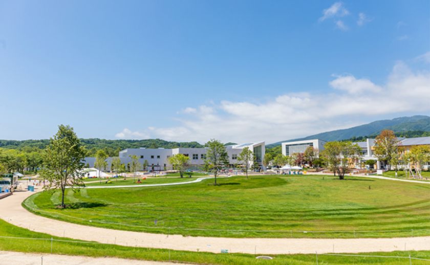 10年にわたる、北海道白老町との地域創生プロジェクト
廃校跡地を活用した工場＆ガーデン施設
『スキンケア工園（こうえん）ナチュの森』が完成