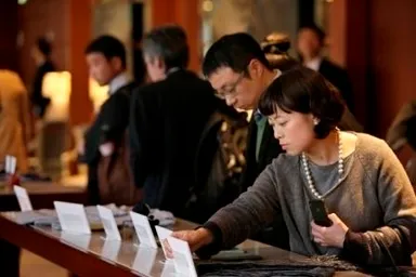 作品に見入る記者たち