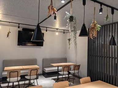 暖色系のライトとドライフラワー