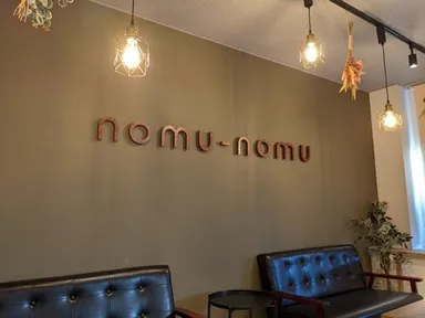 くすみカラーのロゴ壁