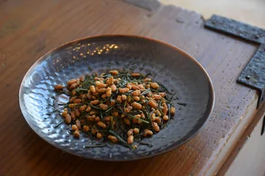 日本一と言われる酒米の兵庫県産「山田錦」を炒り米に