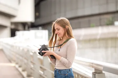 街中でのスナップ撮影も素早く快適に可能