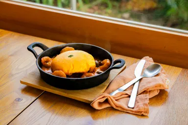 エビとマッシュルームのビスクシチューオムライス　1,750円