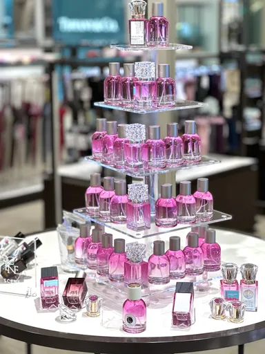 ピンクボトルを使用したディスプレイ「ボトルタワー」