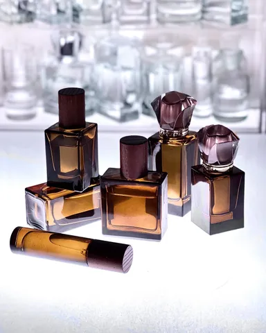 ルビーブラウン色のボトルと蓋の組合せイメージ