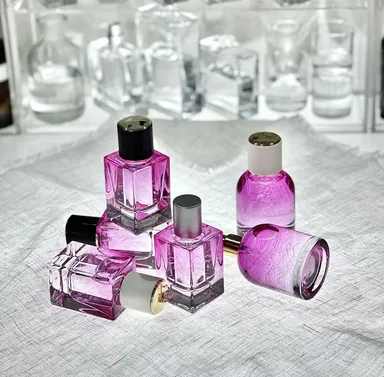 ペールピンク パリ色のボトルと蓋の組合せイメージ