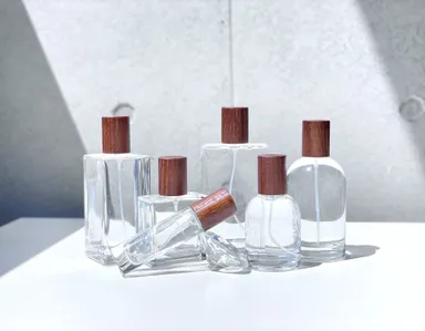 シダーウッド素材の蓋とクリアー色ボトルの組合せイメージ